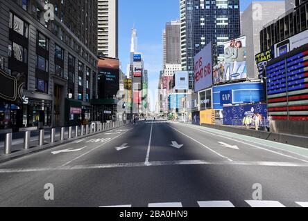 New York Times Square bei Ausbruch des Corona-Virus wird meist leer Quarantäne gestellt Stockfoto