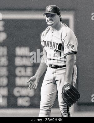 Toronto Blue Jays Pitcher Roger Clemens grimaces, nachdem Boston Red Sox Batter einen Hit von ihm im Fenway Park in Boston Ma USA 1997 Foto von Bill belknap erhält Stockfoto