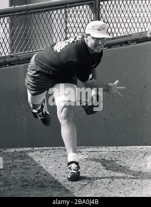 Red Sox Pitcher Roger Clemens pracert seine Pitching-Fähigkeiten in den Red Sox Bullen während eines Tages im Fenway Park in Boston Ma USA exculsives Foto von Bill Bellknap 1990er Stockfoto