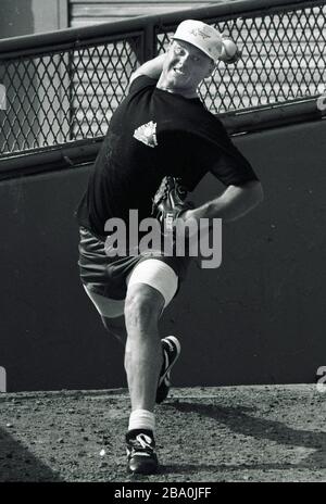 Red Sox Pitcher Roger Clemens pracert seine Pitching-Fähigkeiten in den Red Sox Bullen während eines Tages im Fenway Park in Boston Ma USA exculsives Foto von Bill Bellknap 1990er Stockfoto