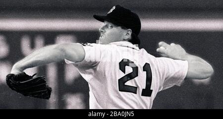 Boston Red Sox Pitcher Roger Clemens Pitching gegen die Chicago White Sox im Fenway Park in Boston Ma USA 1997 Foto von Bill belknap Stockfoto