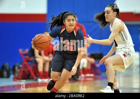 Spieler, der auf den Korb fährt, während er versucht, über einen gegnerischen Verteidiger zu verhandeln. USA. Stockfoto