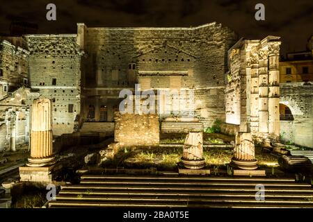 Trajans Forum in Rom nachts Stockfoto