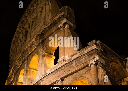 Kolosseum in Rom bei Nacht Stockfoto