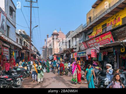 Geschäfte und Verkaufsstände an einer Straße, die zu Jama Masjid (Jama-Moschee), Agra, Uttar Pradesh, Indien führt Stockfoto