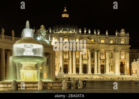 Petersdom in der Vatikanstadt in Rom nachts Stockfoto