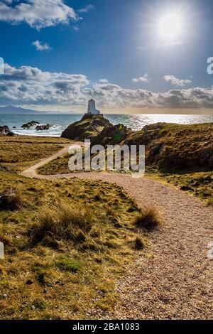 TWR Mawr Leuchtturm auf der Insel Llanddwyn, mit Snowdonia Bergen im Hintergrund, Anglesey Stockfoto