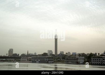Der Kairoer Turm, der als Nasser Ananas bekannt ist, dominiert die urbane Landschaft in Kairo, Ägypten. Im Vordergrund fließt der Nil. Stockfoto