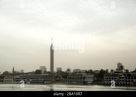 Der Kairoer Turm, der als Nasser Ananas bekannt ist, dominiert die urbane Landschaft in Kairo, Ägypten. Im Vordergrund fließt der Nil. Stockfoto