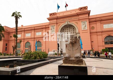 Sphinx-Statue an der Fassade des ägyptischen Antikenmuseums in Kairo, Ägypten. Die Touristenattraktion wird im Allgemeinen als Ägyptisches Museum bezeichnet. Stockfoto