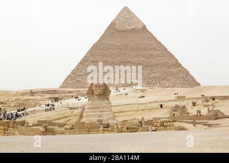 Die große Sphinx von Gizeh auf dem Giza-Plateau in Kairo, Ägypten. Die Sphinx steht vor der großen Pyramide von Khufu, Stockfoto