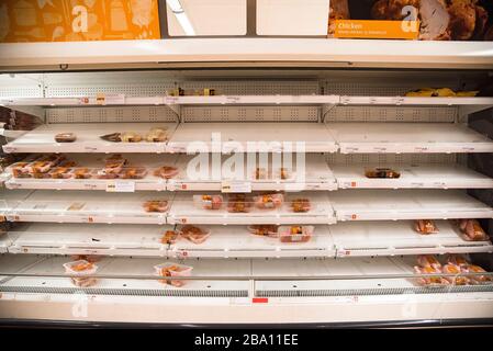 London, Großbritannien. März 2020. In der Nähe leerer Supermarktregale in London, Großbritannien am 25. März 2020. Der britische Premierminister Boris Johnson kündigte strenge Sperrmaßnahmen an, die die Menschen dazu aufforderten, zu Hause zu bleiben und das Haus nur zum Essential Food Shopping zu verlassen, einmal am Tag Sport zu treiben und wesentliche Arbeitsreisen zu und von der Arbeit zu Unternehmen. (Foto von Claire Doherty/Sipa USA) Credit: SIPA USA/Alamy Live News Stockfoto
