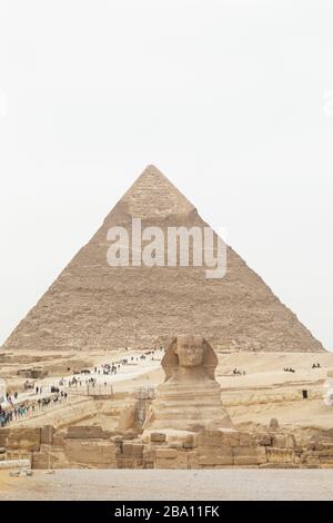 Die große Sphinx von Gizeh auf dem Giza-Plateau in Kairo, Ägypten. Die Sphinx steht vor der großen Pyramide von Khufu, Stockfoto