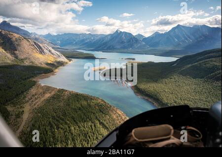 Im Inneren des Hubschraubers fliegen auf felsigen Bergen mit buntem See im Nationalpark Stockfoto