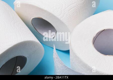 Drei Rollen toilettenpapier auf blauem Hintergrund, Nahaufnahme Stockfoto