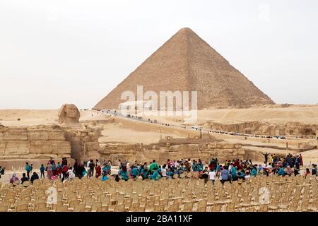 Schulgruppen besuchen die große Sphinx von Gizeh, von der großen Pyramide von Khufu, auf dem Giza-Plateau in Kairo, Ägypten. Stockfoto