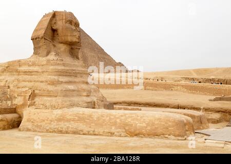 Die große Sphinx von Gizeh, von der großen Pyramide von Khufu, auf dem Giza-Plateau in Kairo, Ägypten. Die Sphinx ist etwa 4.500 Jahre alt. Stockfoto
