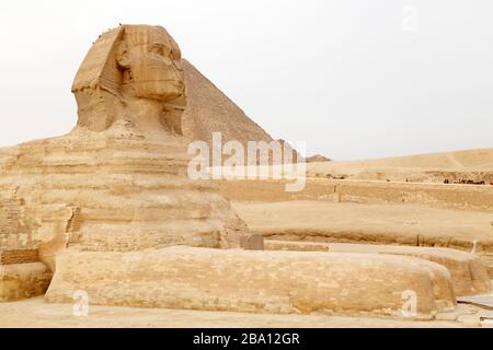 Die große Sphinx von Gizeh, von der großen Pyramide von Khufu, auf dem Giza-Plateau in Kairo, Ägypten. Die Sphinx wird für mehr als 4.500 Jahre alt gehalten. Stockfoto