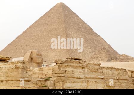 Die große Sphinx von Gizeh, von der großen Pyramide von Khufu, auf dem Giza-Plateau in Kairo, Ägypten. Die Sphinx wird für mehr als 4.500 Jahre alt gehalten. Stockfoto