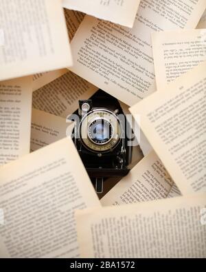 Old Vintage Camera durch die Geschichtsseiten eines Buches Stockfoto