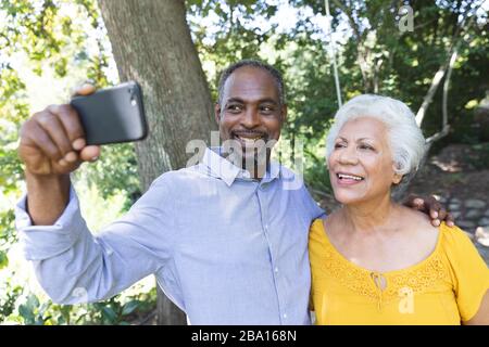 Seitenansicht eines hochrangigen afroamerikanischen Ehepaares, das selfie nimmt Stockfoto