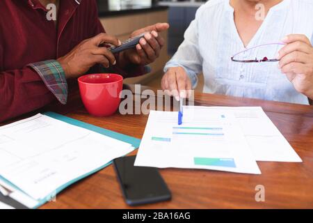 Älteres afroamerikanisches Paar, das ihre Verwaltungsarbeiten macht Stockfoto