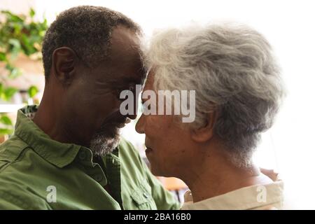 Älteres afroamerikanisches Paar kuschelnd Stockfoto