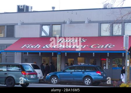 Vancouver, Kanada - 29. Februar 2020: Blick auf das Restaurant 'Tony's Fish and Oyster Cafe' auf Granville Island Stockfoto