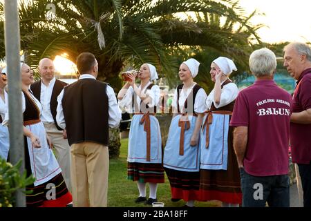 Vrsar, Kroatien 2019 das Balun Folklore Ensemble oder Folklorni ansambl Balun nehmen einen Drink vor ihrer Tanzvorführung Stockfoto