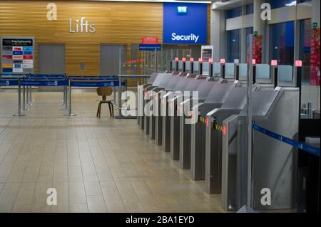 Glasgow, Großbritannien. März 2020. Abbildung: Ansicht des Innenraums des Passagierterminals des Flughafens Glasgow, das den Ort als verlassen anzeigt, da Fluggesellschaften aufgrund der Coronavirus-Pandemie Flüge aussetzen und stornieren. Kredit: Colin Fisher/Alamy Live News Stockfoto