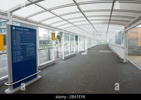 Glasgow, Großbritannien. März 2020. Abbildung: Ansicht des Innenraums des Passagierterminals des Flughafens Glasgow, das den Ort als verlassen anzeigt, da Fluggesellschaften aufgrund der Coronavirus-Pandemie Flüge aussetzen und stornieren. Kredit: Colin Fisher/Alamy Live News Stockfoto