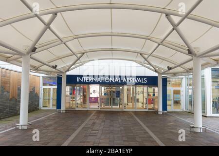 Glasgow, Großbritannien. März 2020. Abbildung: Ansicht des Innenraums des Passagierterminals des Flughafens Glasgow, das den Ort als verlassen anzeigt, da Fluggesellschaften aufgrund der Coronavirus-Pandemie Flüge aussetzen und stornieren. Kredit: Colin Fisher/Alamy Live News Stockfoto