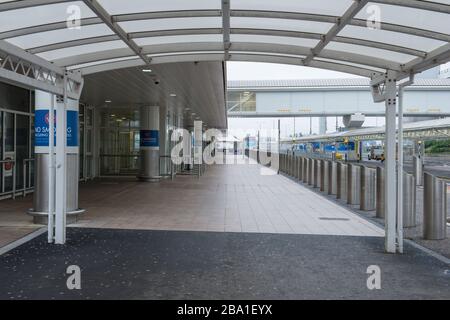 Glasgow, Großbritannien. März 2020. Abbildung: Ansicht des Innenraums des Passagierterminals des Flughafens Glasgow, das den Ort als verlassen anzeigt, da Fluggesellschaften aufgrund der Coronavirus-Pandemie Flüge aussetzen und stornieren. Kredit: Colin Fisher/Alamy Live News Stockfoto