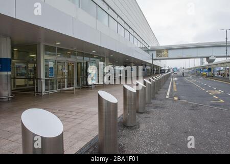 Glasgow, Großbritannien. März 2020. Abbildung: Ansicht des Innenraums des Passagierterminals des Flughafens Glasgow, das den Ort als verlassen anzeigt, da Fluggesellschaften aufgrund der Coronavirus-Pandemie Flüge aussetzen und stornieren. Kredit: Colin Fisher/Alamy Live News Stockfoto