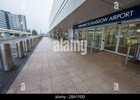 Glasgow, Großbritannien. März 2020. Abbildung: Ansicht des Innenraums des Passagierterminals des Flughafens Glasgow, das den Ort als verlassen anzeigt, da Fluggesellschaften aufgrund der Coronavirus-Pandemie Flüge aussetzen und stornieren. Kredit: Colin Fisher/Alamy Live News Stockfoto