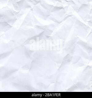 Gefaltete weiße Papiertextur. Papier mit Knicken und Dellen. Textur des weißen Papiers Stockfoto