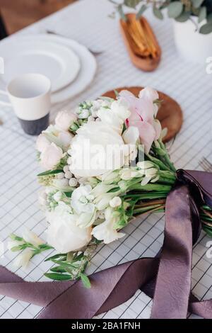 Wunderschönes brauthochzeit Blumenstrauß auf weißem Tisch Stockfoto