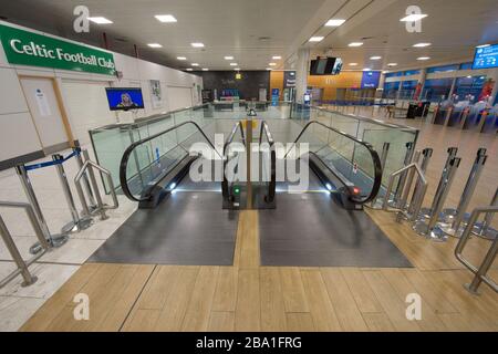 Glasgow, Großbritannien. März 2020. Abbildung: Ansicht des Innenraums des Passagierterminals des Flughafens Glasgow, das den Ort als verlassen anzeigt, da Fluggesellschaften aufgrund der Coronavirus-Pandemie Flüge aussetzen und stornieren. Kredit: Colin Fisher/Alamy Live News Stockfoto