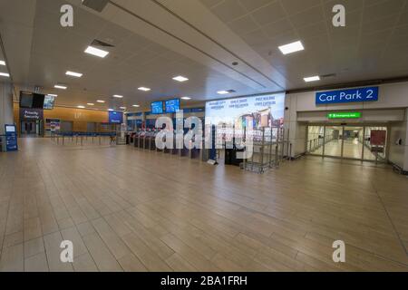 Glasgow, Großbritannien. März 2020. Abbildung: Ansicht des Innenraums des Passagierterminals des Flughafens Glasgow, das den Ort als verlassen anzeigt, da Fluggesellschaften aufgrund der Coronavirus-Pandemie Flüge aussetzen und stornieren. Kredit: Colin Fisher/Alamy Live News Stockfoto