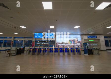 Glasgow, Großbritannien. März 2020. Abbildung: Ansicht des Innenraums des Passagierterminals des Flughafens Glasgow, das den Ort als verlassen anzeigt, da Fluggesellschaften aufgrund der Coronavirus-Pandemie Flüge aussetzen und stornieren. Kredit: Colin Fisher/Alamy Live News Stockfoto