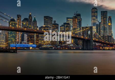 Blick auf Lower Manhattan und Brooklyn Bridge Stockfoto