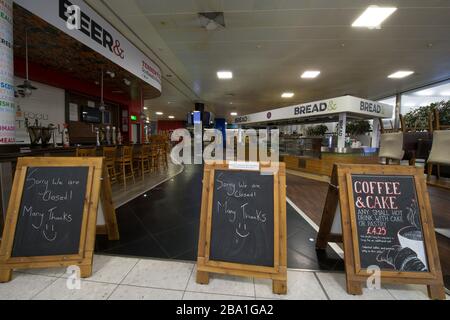 Glasgow, Großbritannien. März 2020. Abbildung: Ansicht des Innenraums des Passagierterminals des Flughafens Glasgow, das den Ort als verlassen anzeigt, da Fluggesellschaften aufgrund der Coronavirus-Pandemie Flüge aussetzen und stornieren. Kredit: Colin Fisher/Alamy Live News Stockfoto