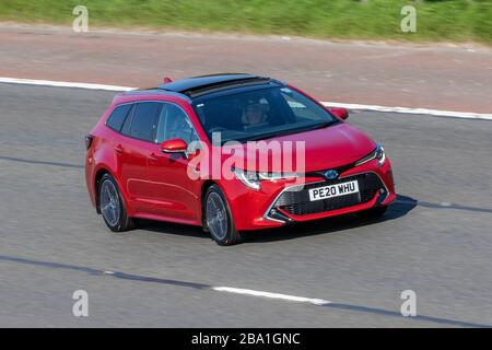 2011 Red Toyota Prius T3 VVT-i CVT; bewegte Fahrzeuge, Fahrzeugfahren, Straßen, Motoren, Fahren auf der Autobahn M6 Stockfoto