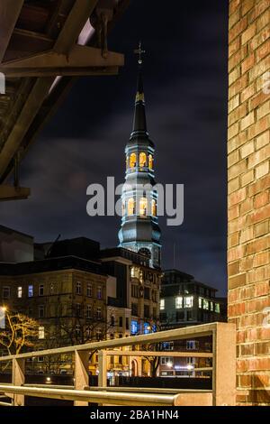 Die Kirche Sankt Katharinen in Hamburg in der Nacht Stockfoto