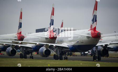 Glasgow, Großbritannien. März 2020. Abbildung: Airbus-Flugzeuge von British Airways stehen auf dem Asphalt am Flughafen Glasgow geerdet. Die Airbus-Flugzeuggruppe besteht aus Airbus A321, A320 und einem A319-Flugzeug. Kredit: Colin Fisher/Alamy Live News Stockfoto