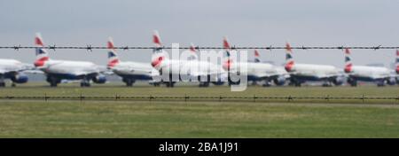 Glasgow, Großbritannien. März 2020. Abbildung: Airbus-Flugzeuge von British Airways stehen auf dem Asphalt am Flughafen Glasgow geerdet. Die Airbus-Flugzeuggruppe besteht aus Airbus A321, A320 und einem A319-Flugzeug. Kredit: Colin Fisher/Alamy Live News Stockfoto