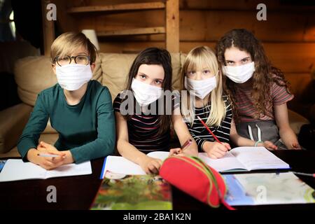 Hausaufgaben zu Hause machen während einer Coronavirus Pandemie Stockfoto