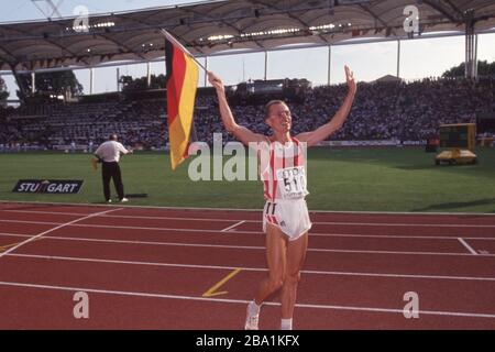firo: Weltmeisterschaften 1993, Weltmeisterschaften, Leichtathletik-Weltmeisterschaften, Leichtathletik-Weltmeisterschaften, in Stuttgart 1993 Leichtathletik, Männer, Männer, Männer, 1000-Meter-Lauf Stephane Franke, ganze Zahl, starb 2011, Jubel, Jubel, Jubel, mit Deutschland Flagge, Deutschland Flaggenverwendung weltweit Stockfoto