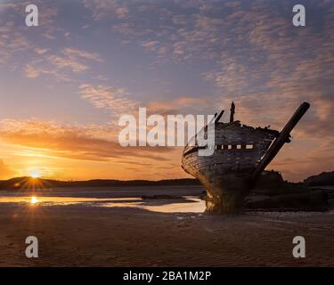 Das berühmte böse Eddie-Schiff ist an einem Donegal-Strand im Westen Irlands zerstört. Ein beliebter Touristenort, den das verlassene Boot Touristen aus der ganzen Stadt zieht. Stockfoto