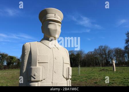 Skulpturen aus Steinsoldaten in Langley Vale aus dem ersten Weltkrieg Centenary Wood Surrey des Bildhauers Patrick Walls Stockfoto